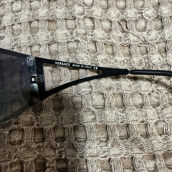 Vintage Versace Model 2040 1009/8G Black Sunglasses - Picture 2 of 7